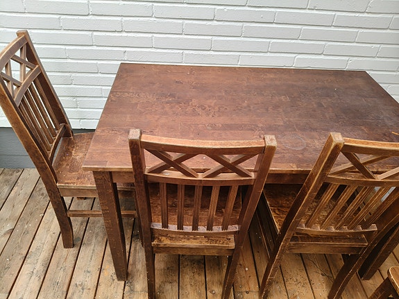 Pöytä+neljä tuolia
