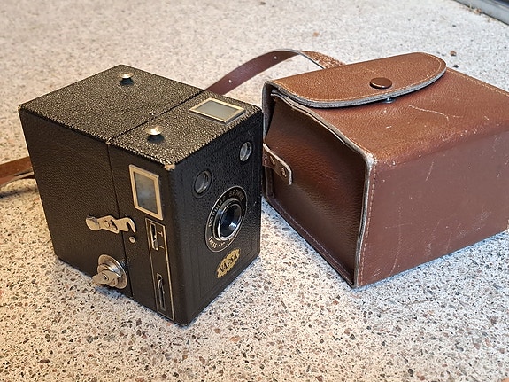 Kodak (Näpsä) Popular Brownie vanha laatikkokamera