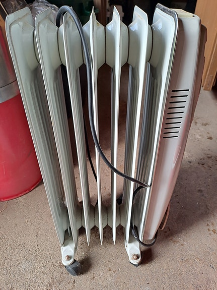 Emax öljytäytteinen sähkölämmitin termostaatilla