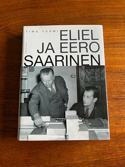 Timo Tuomi: Eliel ja Eero Saarinen -kirja
