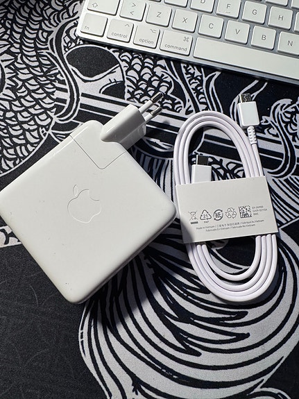 Apple 61W USB‑C laturi MacBookille