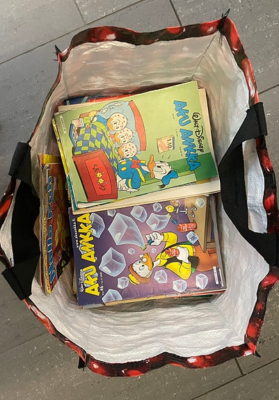 Annetaan kassillinen Aku Ankka lehtiä