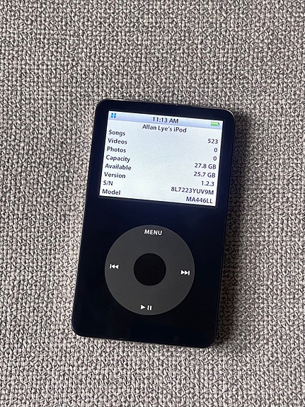 Apple iPod 5.5th gen 30GB musiikki-soitin musta