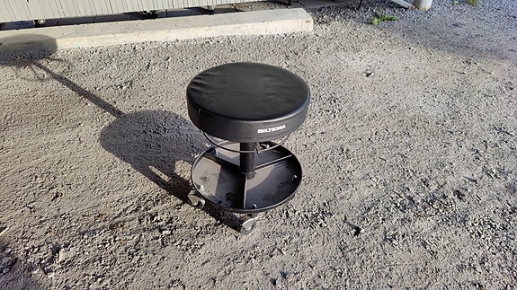 Jakkara/tuoli autotalliin