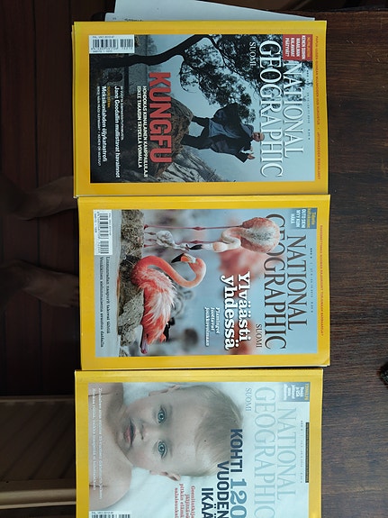 Suomenkielisiä National Geographic lehtiä monta vuosikertaa.