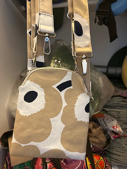 Laukun hihnoja ja käsilaukku