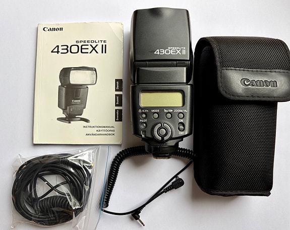 Canon Speedlite 430EX II -salama + kotelo + käyttöohje