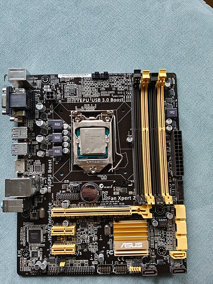 ASUS B85M-G R2.0 emolevy ja Intel i5-4430s prosessori.