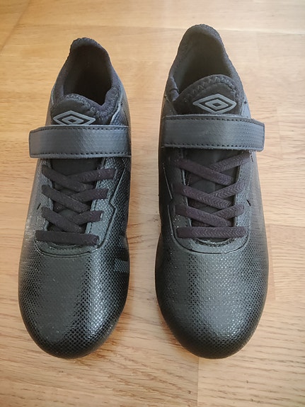 Umbro mustat nappulakengät koko 31