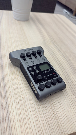 Zoom PodTrak P4 -podcast-tallennin