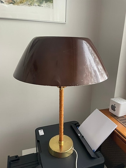 Lisa Johanson Pape Senaattori valaisin  1957 luo valoa työpöytää ja ylöspäin .