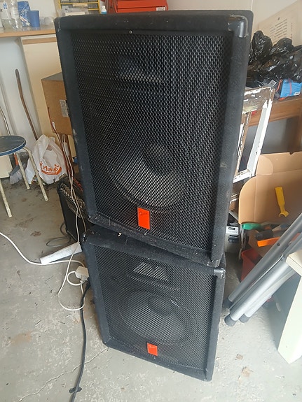 fender kaiutin jalustoilla