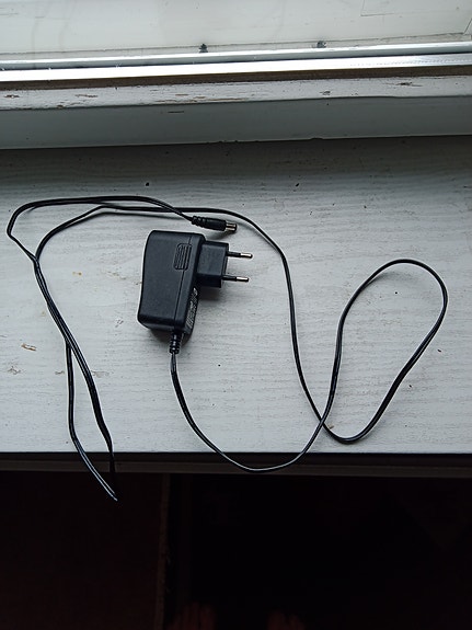 Virtalähde 5V 2A = 10W 10VA, 5,5mm x 2,5mm pistoke - plug.