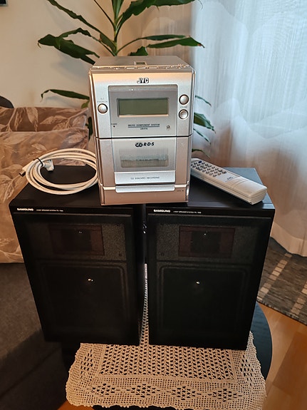 JVC stereosarja kaiuttimilla