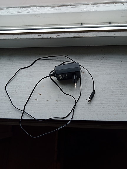 Virtalähde 12V 1A = 12W 12VA, 5,5mm x 2,5mm plug - pistoke.
