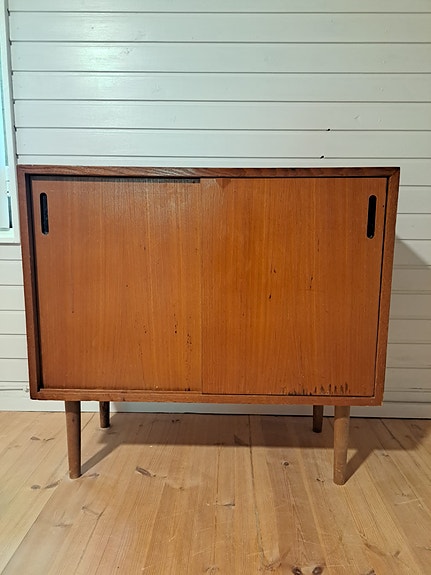 Teak kaappi