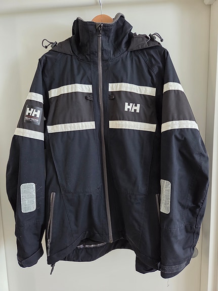 Helly Hansen takki, huppu ja fleecekaulus.