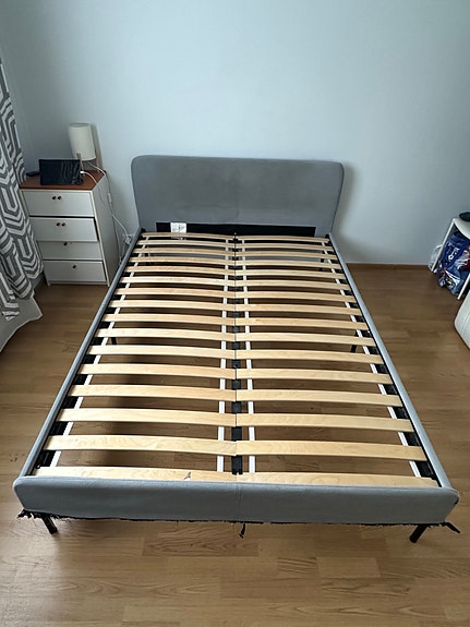 IKEA sängynrunko harmaa 140*200 cm