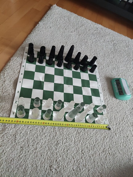Shakkilauta ja nappulat + digitaalinen shakkikello