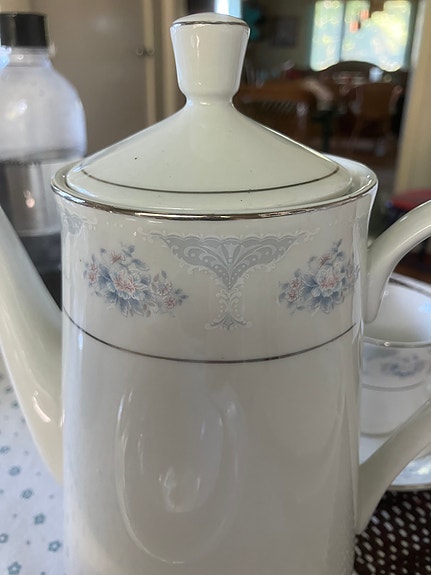 Käyttämätön Fine Porcelain astiasto kukkakoristein