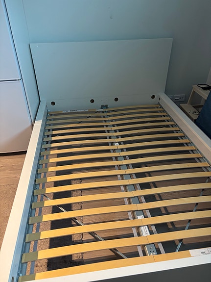 Ikean MALM sarjaa sängynrunko ja säleiköt (ei patjaa)