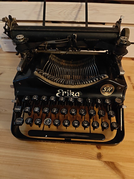Harvinainen Erika-matkakirjoituskone (1910–1920-luku)
