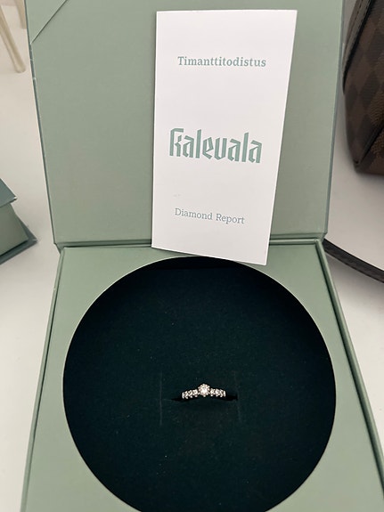 Kalevala timanttisormus valkokulta