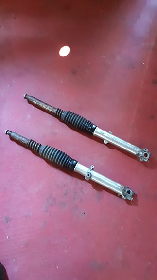 Honda CB 350 vm. 1971 etuiskunvaimentimet 80 €