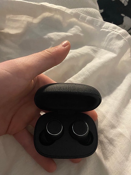 Harman Kardon langattomat nappikuulokkeet kotelolla