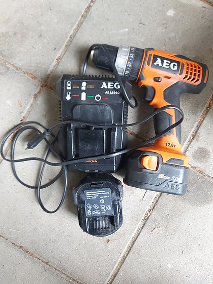 AEG BSB 12G 12V akkuporakone laturilla