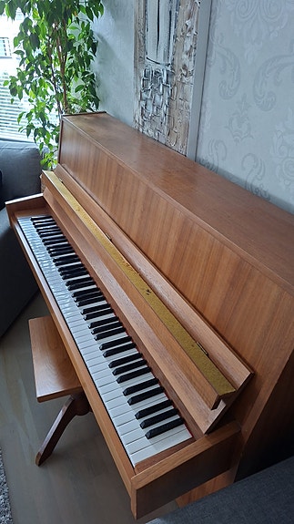 Annetaan Fazer-piano ja tuoli