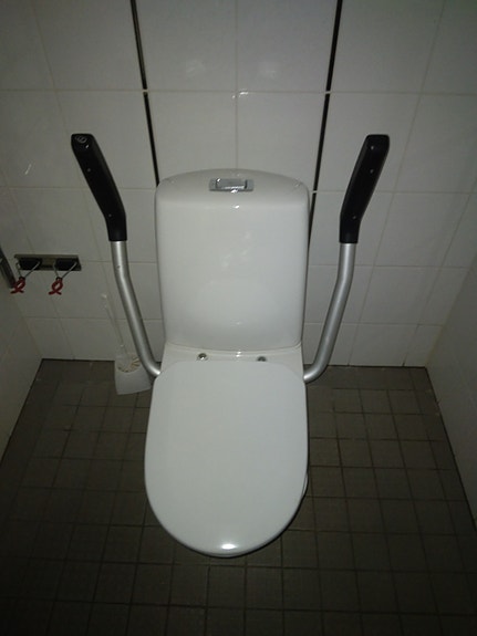 ido inva wc pönttö käsi tuilla