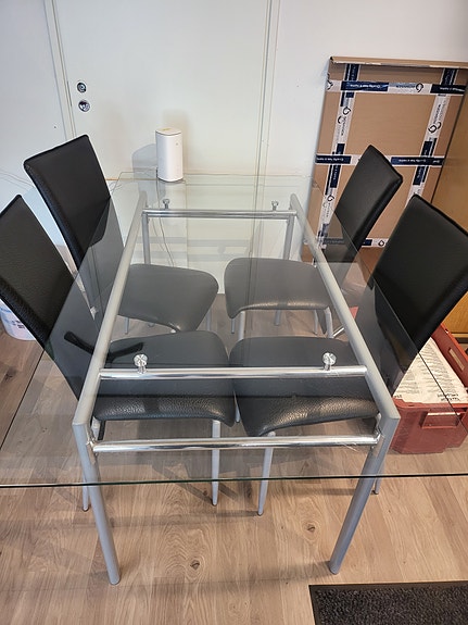 ruokapöytä ja 4 tuolia