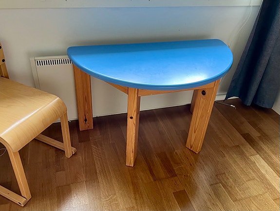 lasten pöytä massiivipuusta