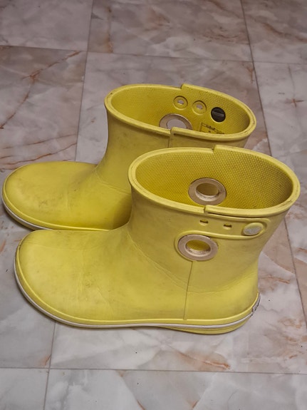 Keltaiset crocs saappaat