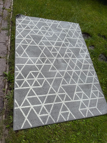 Harmaa matto, valkoisella kuviolla