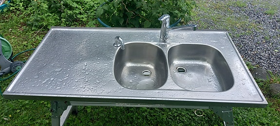 Teräksinen kaksialtainen tiskiallas ja hana