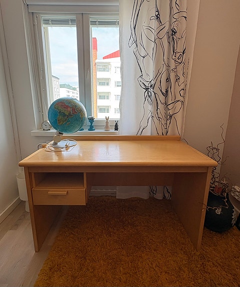 Vanha puinen toimistopöytä / kirjoituspöytä