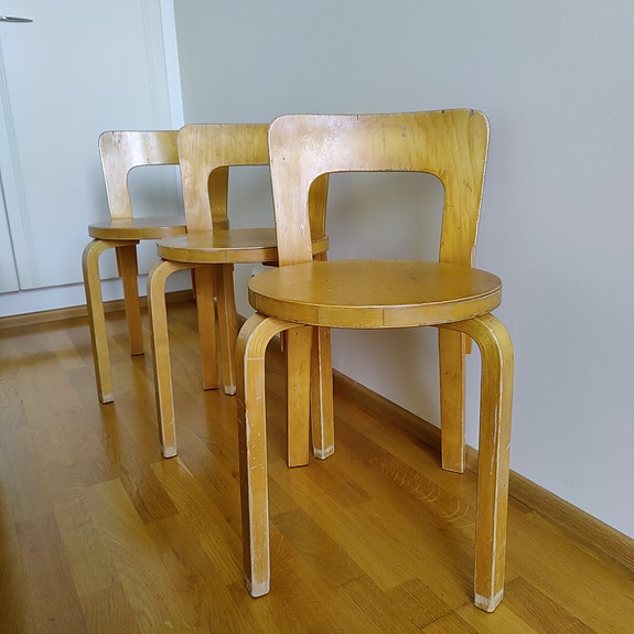 Kolmen Artek 65 -tuolin setti