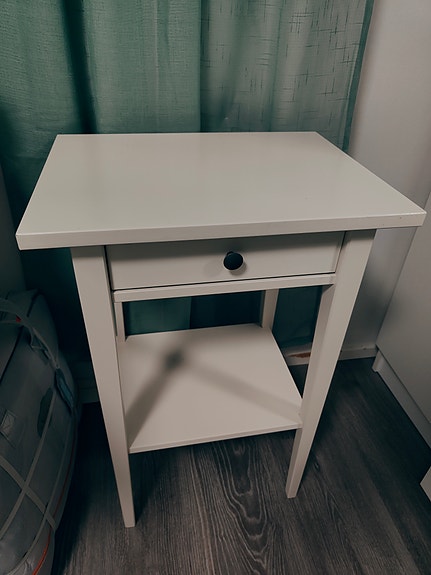 Ikea Hemnes yöpöytä
