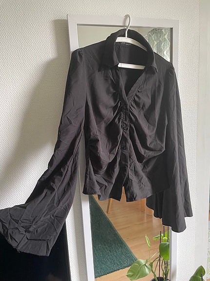 Musta tyköistuva paitapusero (40, M)