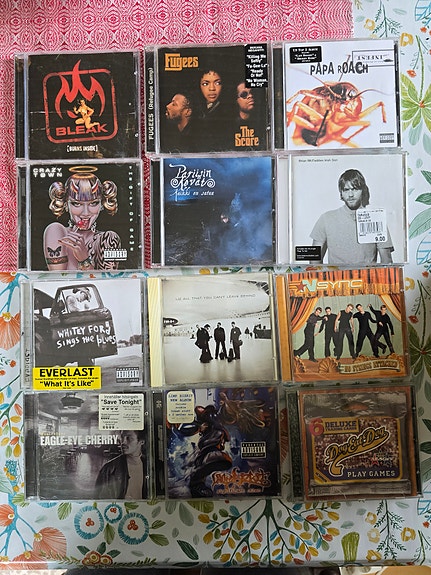 Iso erä 90–2000-luvun CD-levyjä, mm. Prodigy, Linkin Park, Eminem, Papa Roach