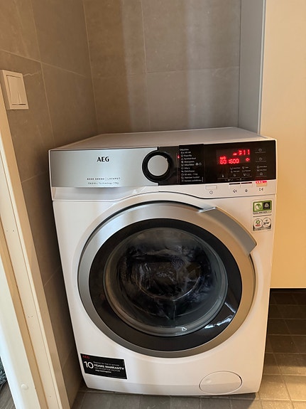 AEG L8FEP965E edestä täytettävä pyykinpesukone