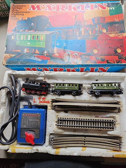 Märklin sähköjunarata höyryveturi ja vaunut