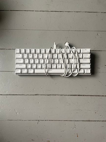 Valkoinen mekaaninen näppäimistö USB-kaapelilla