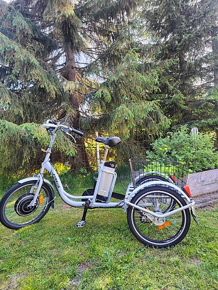 Kolmipyöräinen sähköpyörä tavarakorilla