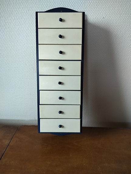 Pieni laatikosto seinälle