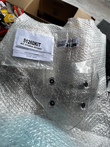 Givi D5126ST tuulilasi BMW- G310gs moottoripyörään
