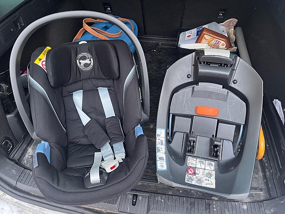 Hyvä, kolaroimaton Cybex Gold turvakaukalo + ISOFIX alusta