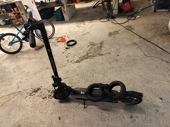 Kaaduttu scuutti. E Wheel Pro.